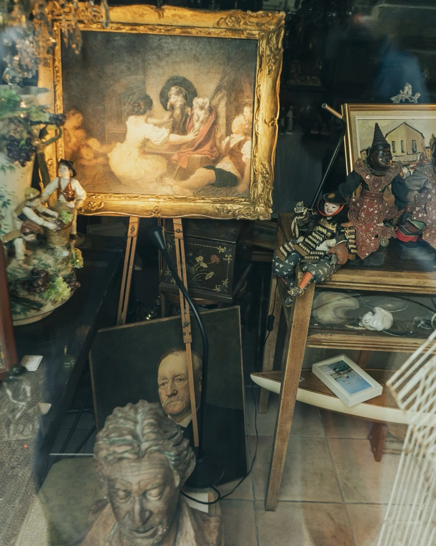 Avignon antiques shop window.
#interiors #interiorphotography #antique #frenchantiques