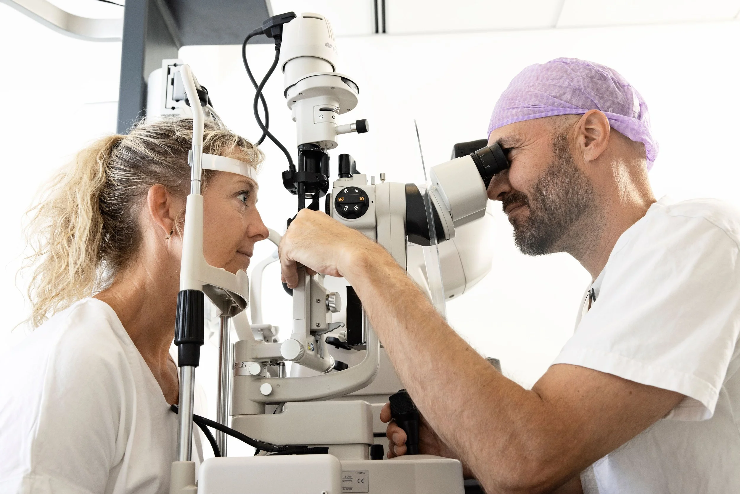 Øjenlæge Nicolai Sjö udfører grundige undersøgelser af dine øjne