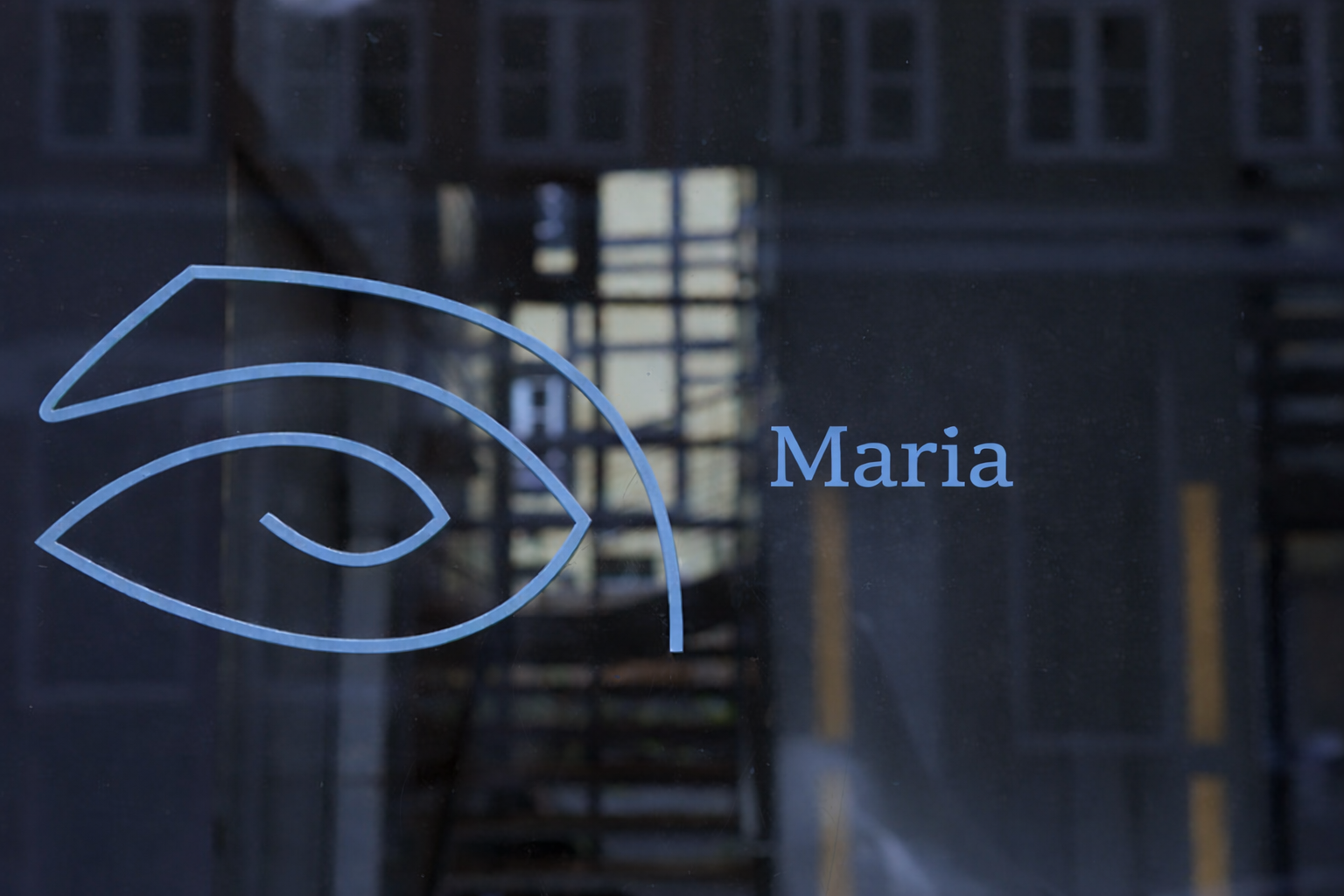 Marian er uddannet optiker og hjælper med øjenundersøgelser