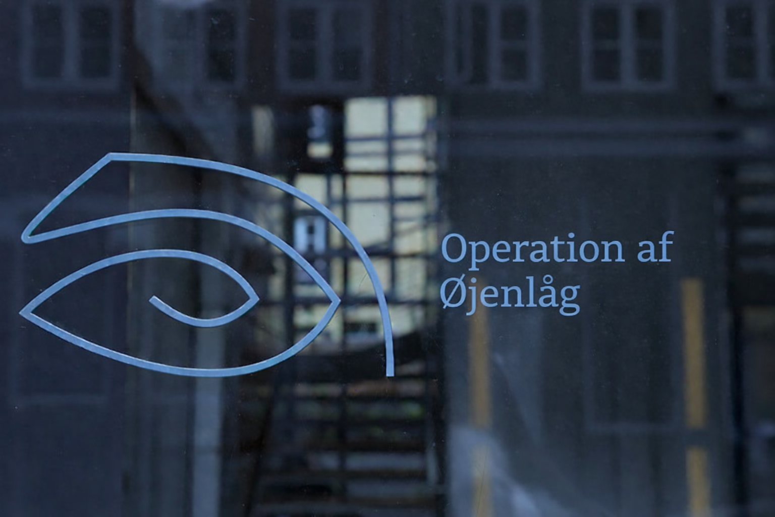 Øjenlæge Nicolai Sjö udfører øjenlågsoperationer