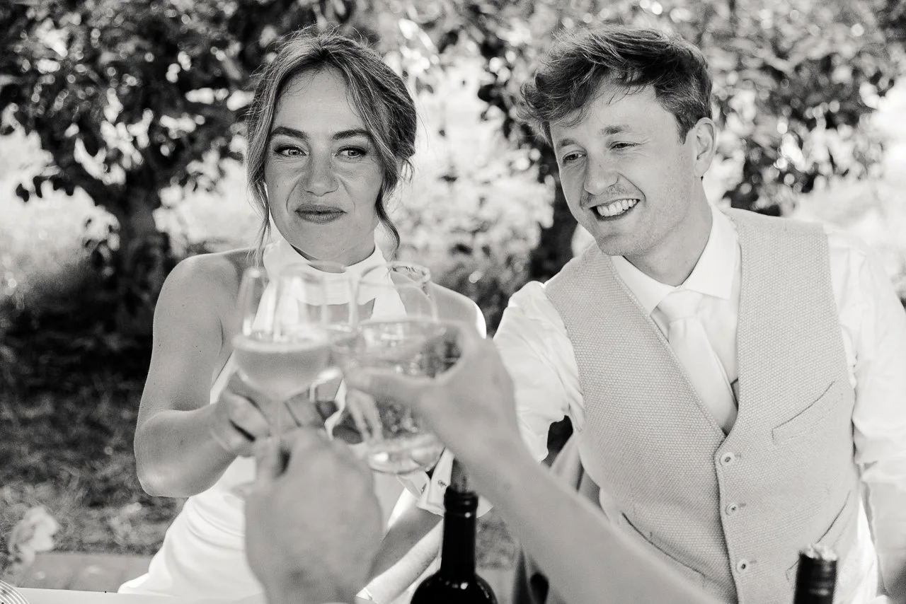 olmenhorst-voorbeeld-fotografie-vintage-wedding-boomgaard-cheers.jpg