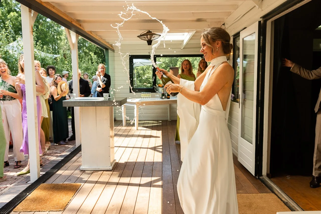 olmenhorst-voorbeeld-fotografie-vintage-wedding-boomgaard-ontkurken.jpg