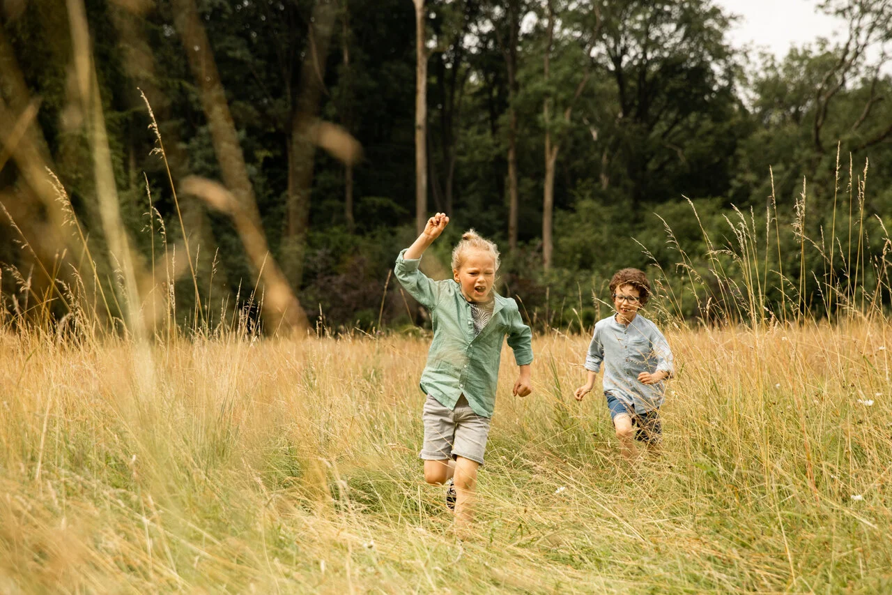 gezin-spelen-veld-fotografie-voorbeeld-kids-liefde.jpg