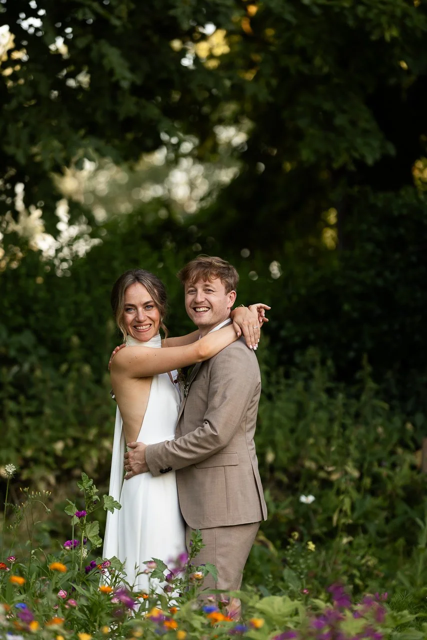 olmenhorst-voorbeeld-fotografie-vintage-wedding-boomgaard-avond-kijken.jpg