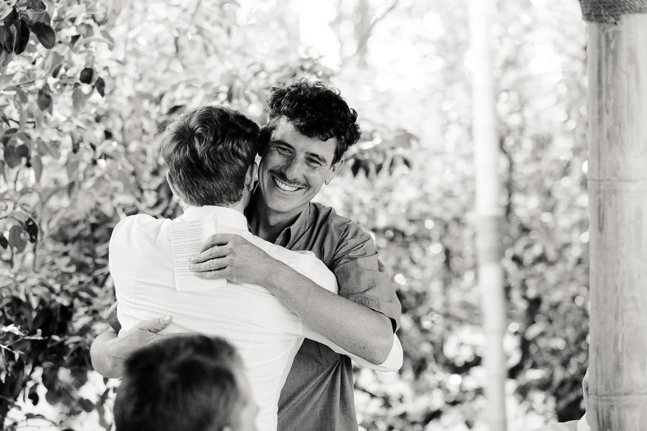 olmenhorst-voorbeeld-fotografie-vintage-wedding-boomgaard-hug.jpg