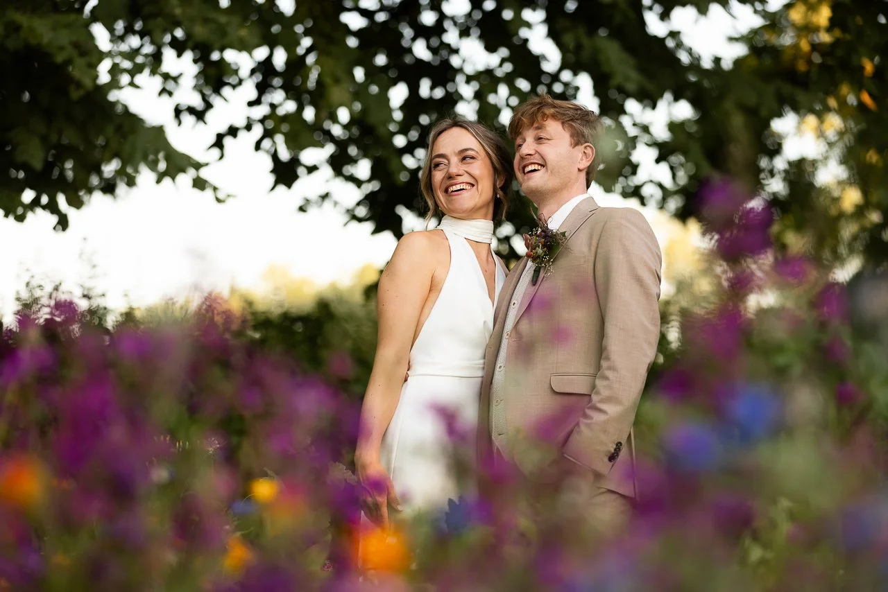 olmenhorst-voorbeeld-fotografie-vintage-wedding-boomgaard-avond-wegkijken.jpg
