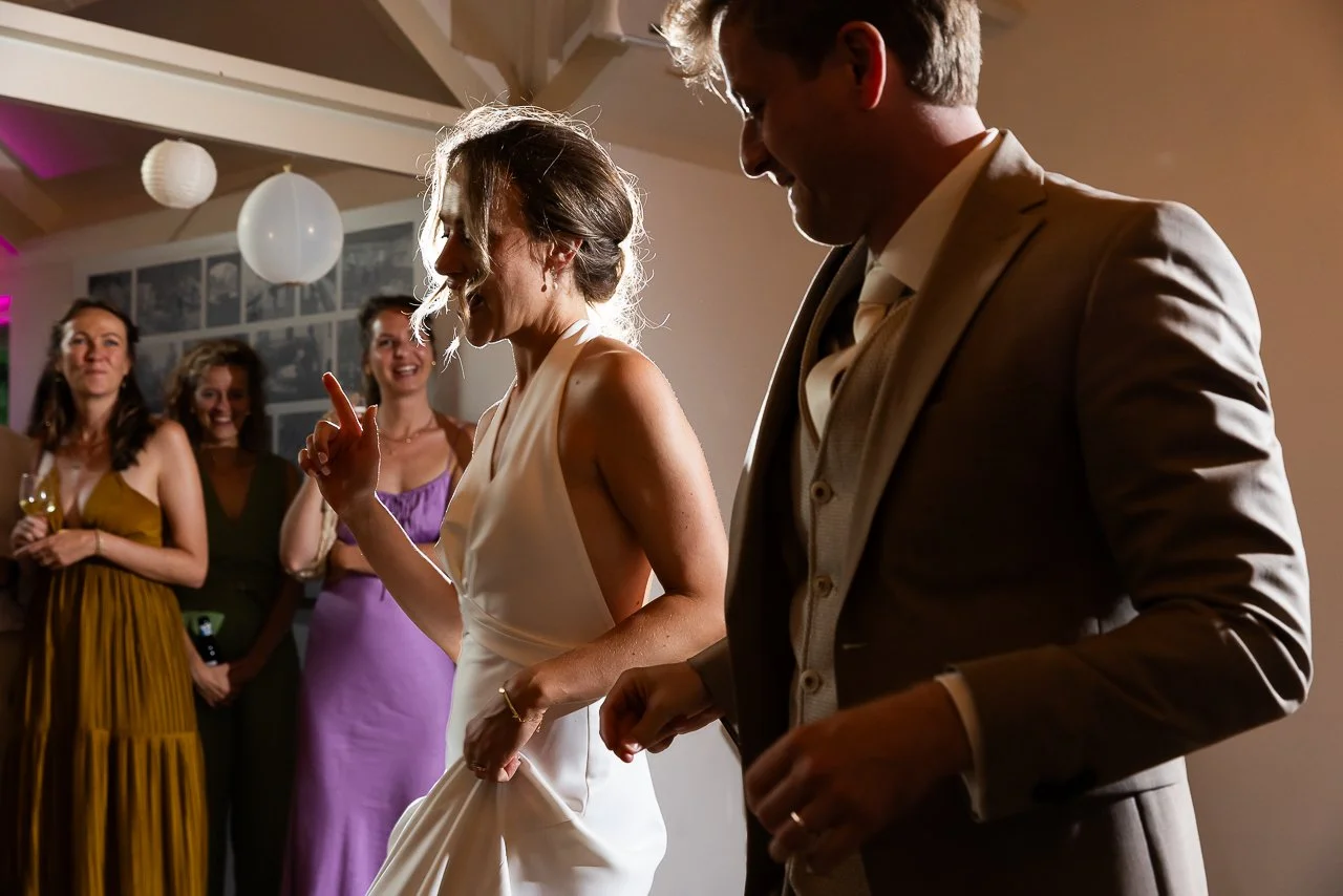 olmenhorst-voorbeeld-fotografie-vintage-wedding-boomgaard-avond-openingsdans.jpg