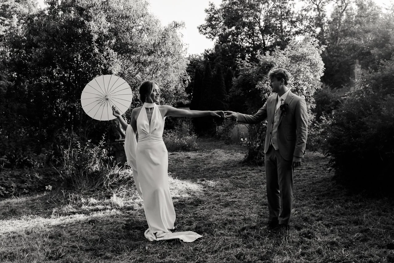 olmenhorst-voorbeeld-fotografie-vintage-wedding-boomgaard-avond-dansje.jpg