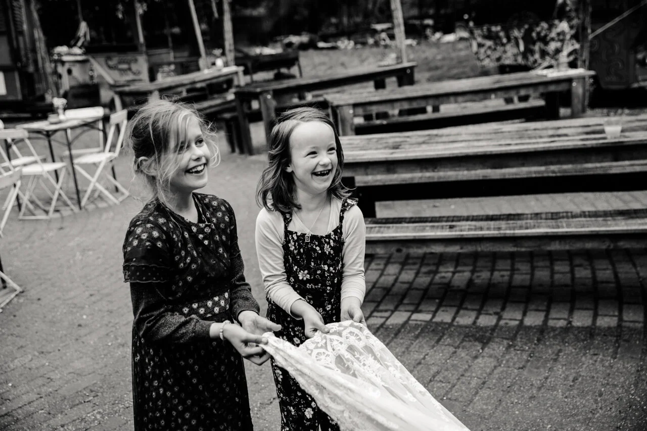 bruidsmeisjes-bruidsreportage-lievelinge-voorbeeld-festival-fotografie-bruiloft-bruidsfotograaf-utrecht.jpg
