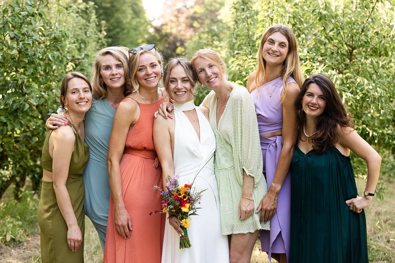 olmenhorst-voorbeeld-fotografie-vintage-wedding-boomgaard-vrouwen.jpg