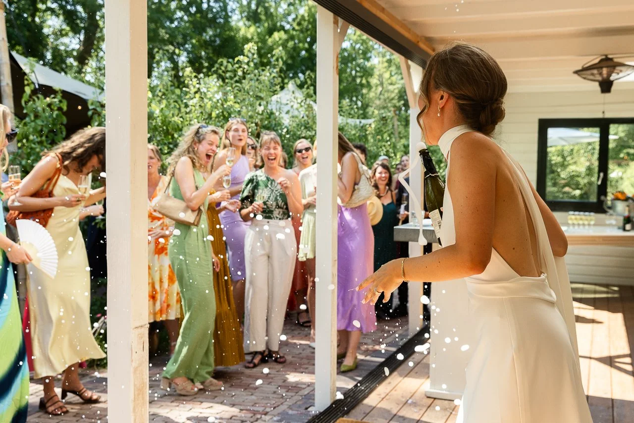 olmenhorst-voorbeeld-fotografie-vintage-wedding-boomgaard-natspuiten.jpg