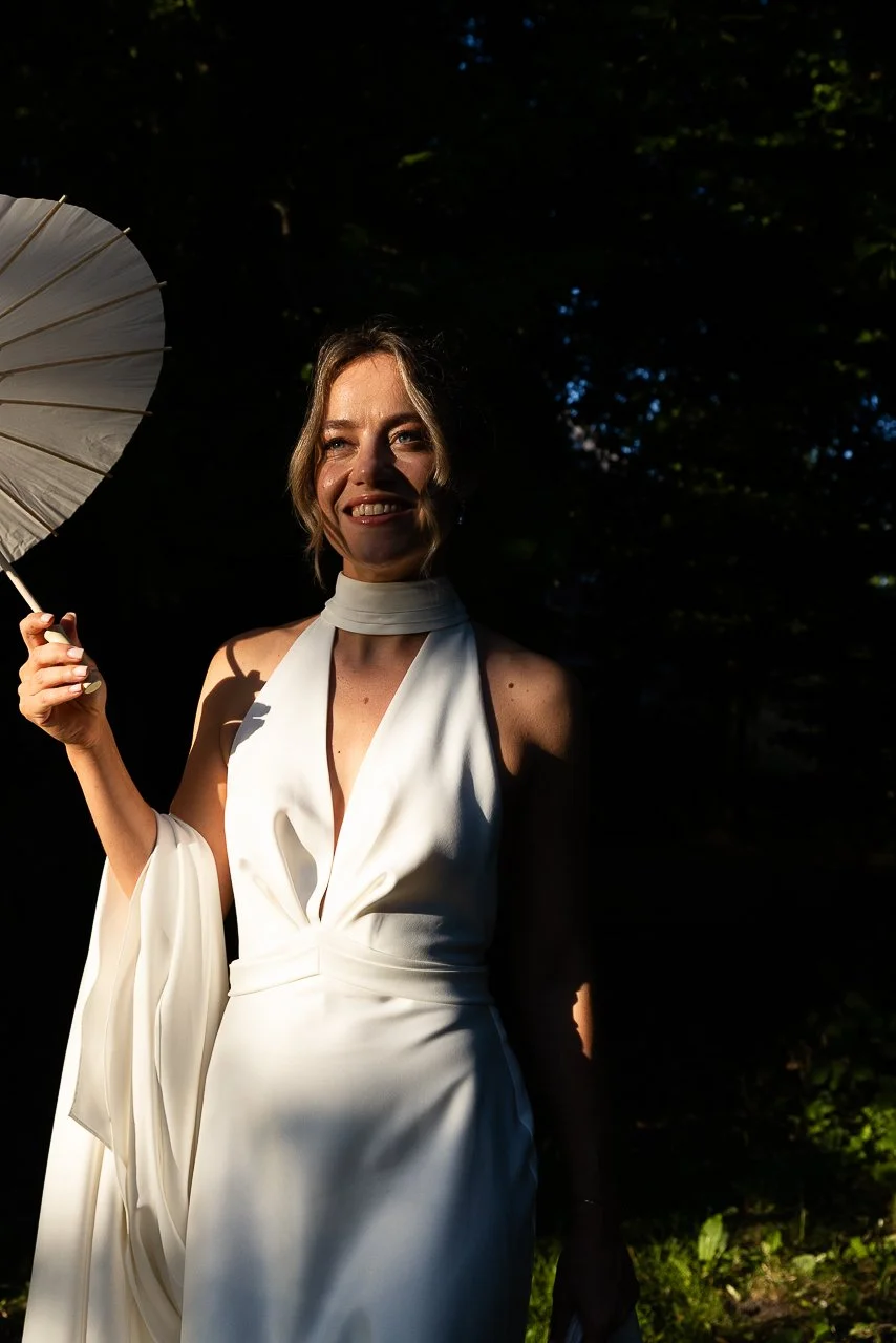 olmenhorst-voorbeeld-fotografie-vintage-wedding-boomgaard-avond-parasol.jpg