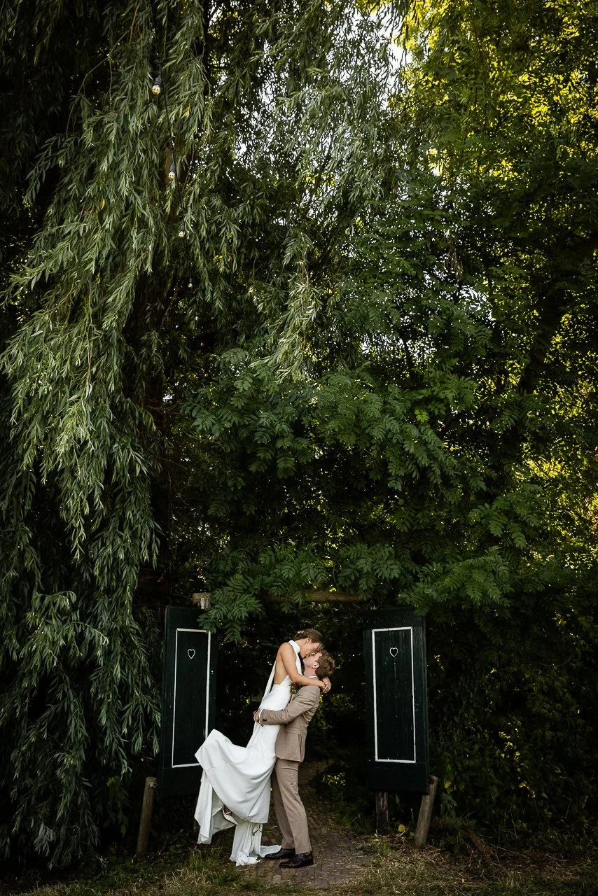 voorbeeld-fotografie-vintage-wedding-boomgaard-olmenhorst-kus.jpg