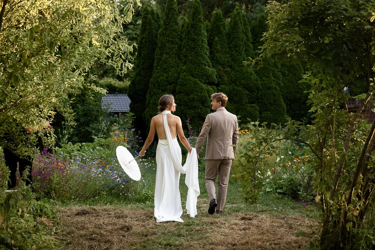 olmenhorst-voorbeeld-fotografie-vintage-wedding-boomgaard-avond-weglopen.jpg