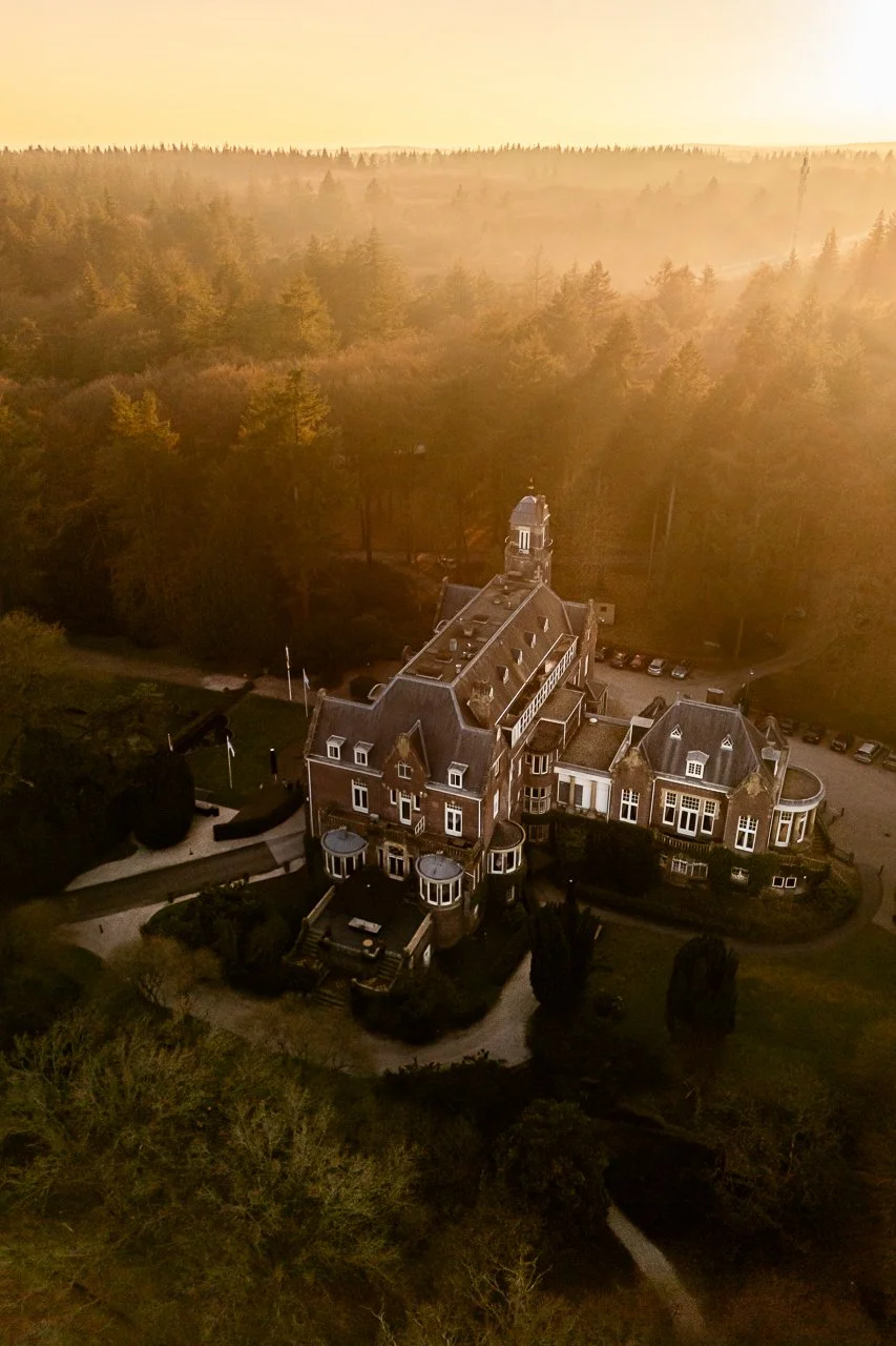 Kasteel-bruiloft-Hoge-Vuursche-Fotografie-droneshot-zon.jpg