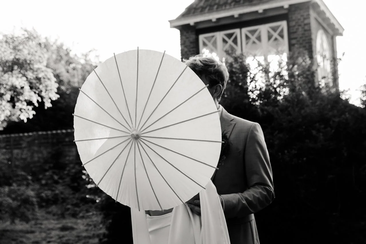 olmenhorst-voorbeeld-fotografie-vintage-wedding-boomgaard-avond-parasol-zon.jpg