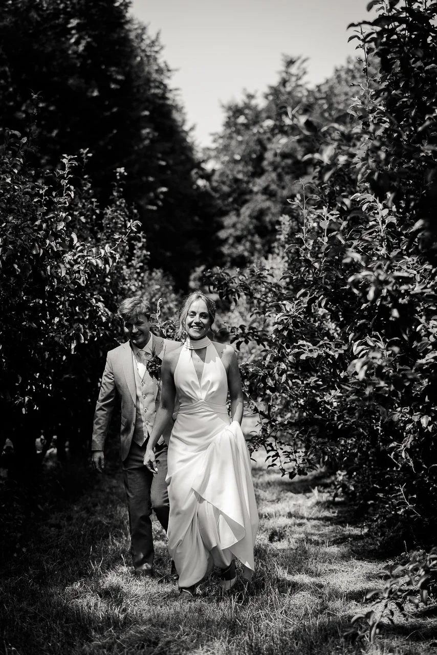 voorbeeld-fotografie-vintage-wedding-boomgaard-olmenhorst-lopen.jpg