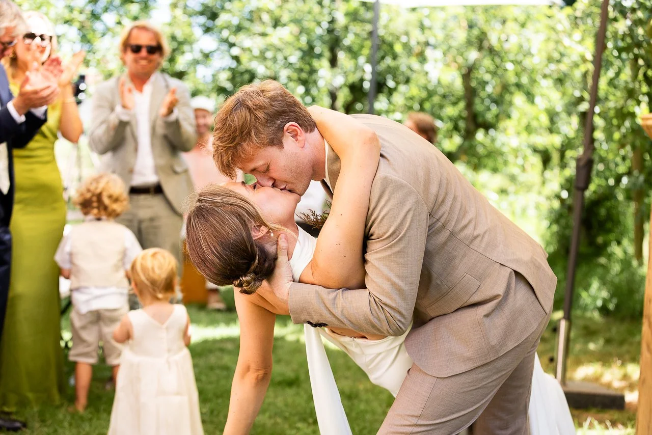 olmenhorst-voorbeeld-fotografie-vintage-wedding-boomgaard-dipkiss.jpg