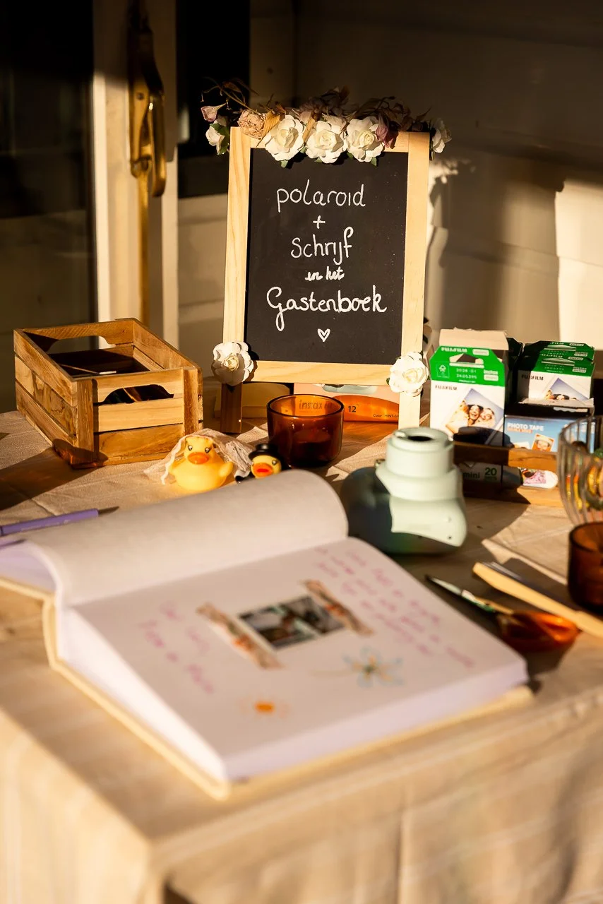 olmenhorst-voorbeeld-fotografie-vintage-wedding-boomgaard-cadeautafel.jpg