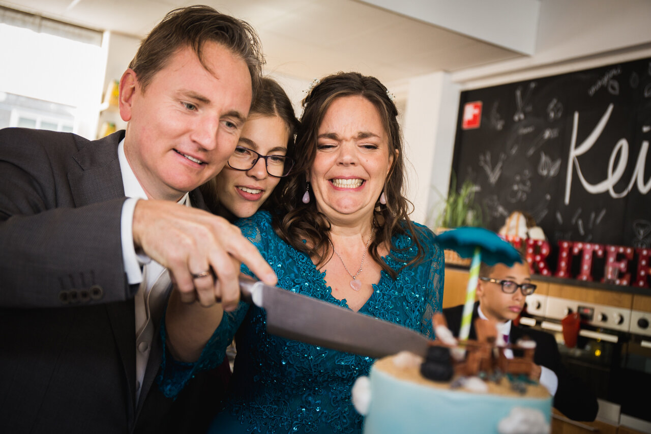 Den Haag-bruiloft-keizer-culinair-kookstudio-bruidskinderen-klein-aansnijden-taart-intiem.jpg