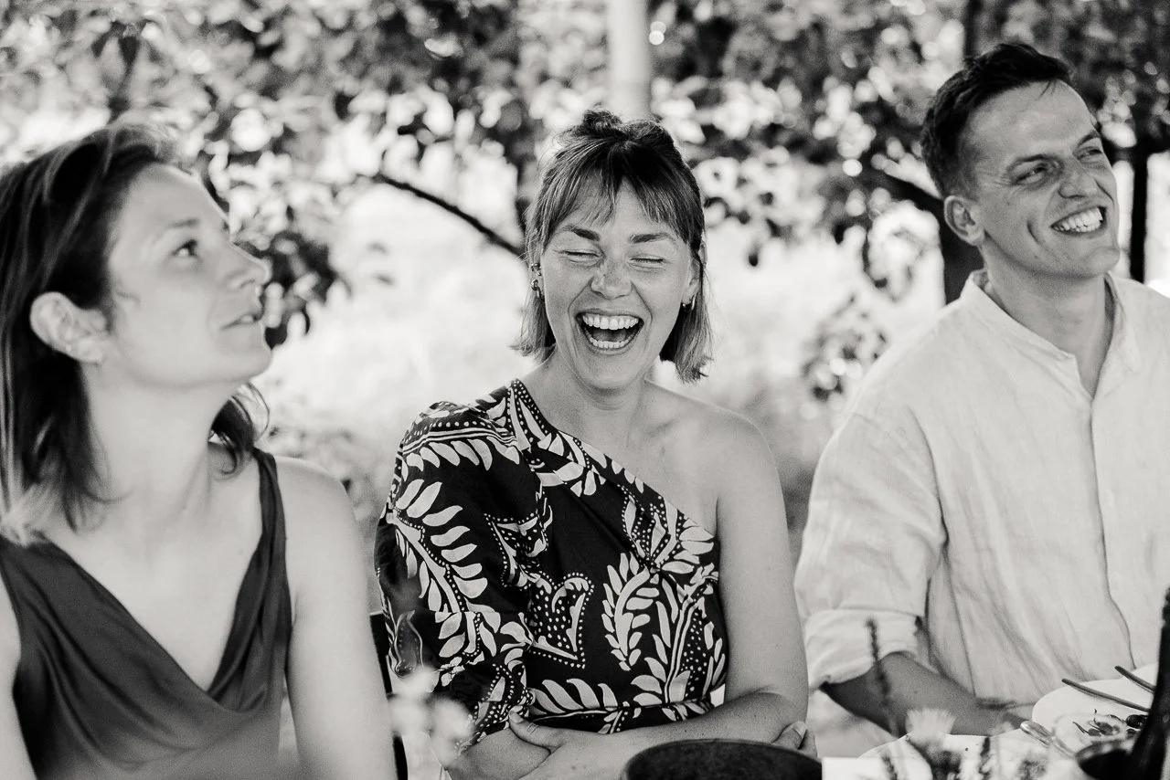 olmenhorst-voorbeeld-fotografie-vintage-wedding-boomgaard-lachen-diner.jpg