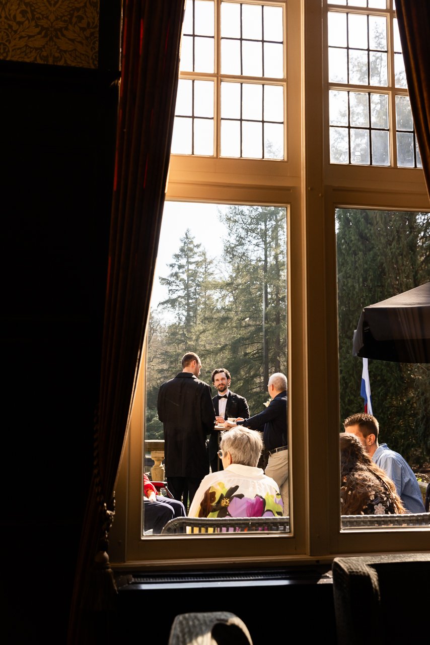 Kasteel-bruiloft-Hoge-Vuursche-Fotografie-raam.jpg