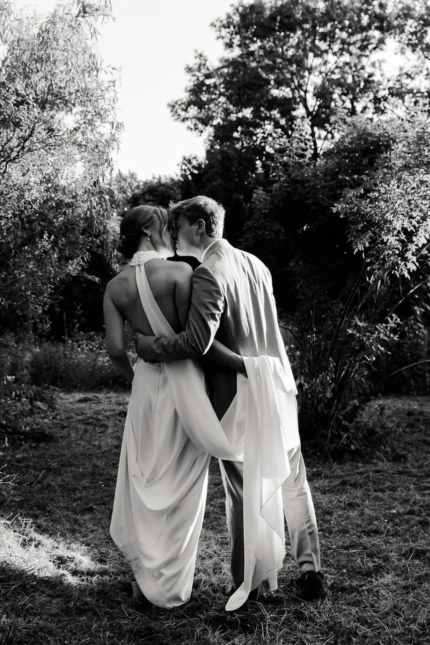 olmenhorst-voorbeeld-fotografie-vintage-wedding-boomgaard-avond-zoen.jpg