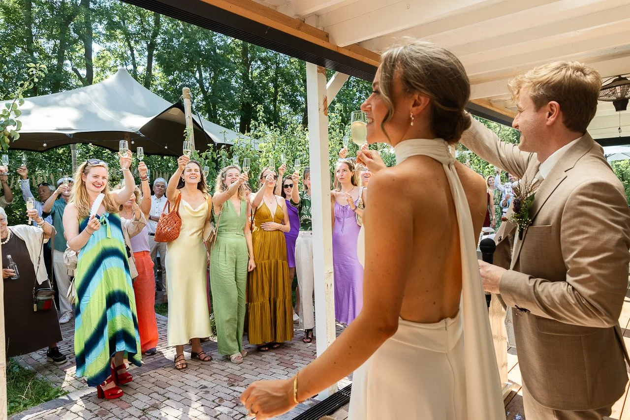 olmenhorst-voorbeeld-fotografie-vintage-wedding-boomgaard-proost.jpg