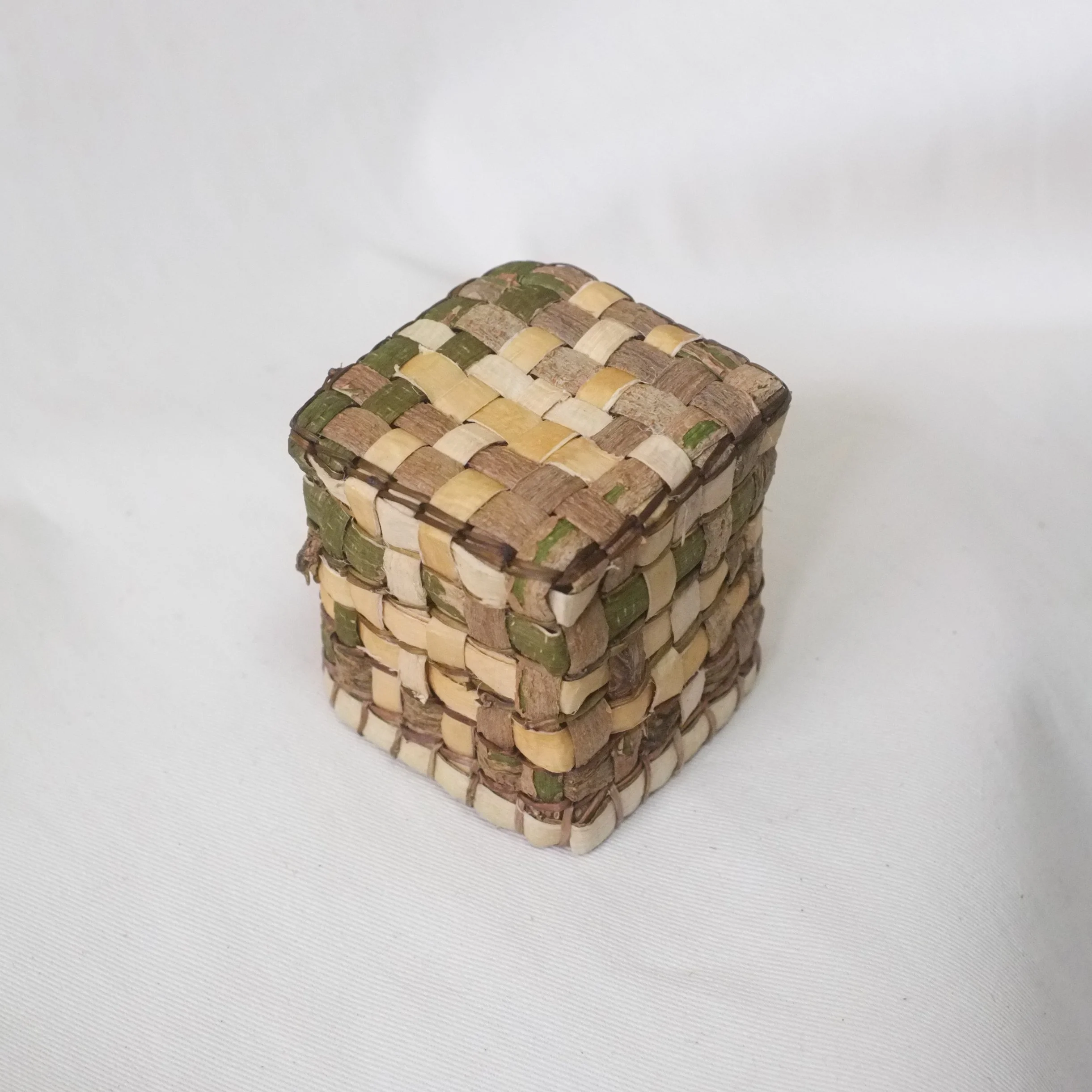 Square basket. Black locust bark, bindweed.