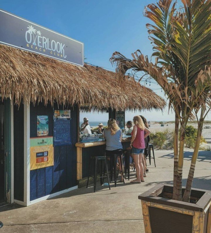 In need of a mid-week pick me up? Pull up a seat at the bar and grab a cocktail or two! It will surely boost your spirits! 📷: @francisco_ruizsv
&bull; 
&bull; 
&bull; 
&bull; 
&bull; 
#overlookbeach #overlookbeachclubny #beach #ocean #longisland #ba