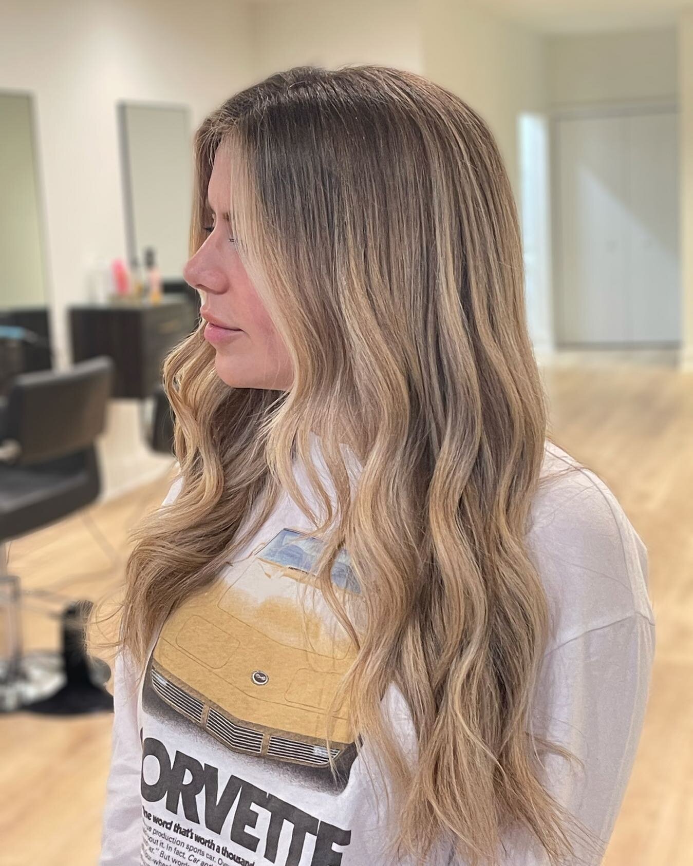 Looking for a low-maintenance hair color? Lived-in hair  color might be the answer! 

This technique blends highlights seamlessly into your natural hair color, giving you a gorgeous, effortless look that requires less upkeep. Say goodbye to constant 