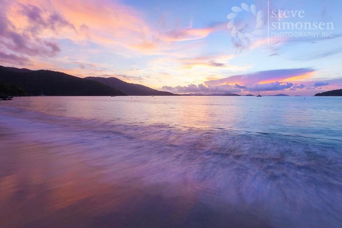 The sea and the sun doing their dance together. Their pull us in. Come sea. Thanks Steve for this wondeful pic. #onelovescuba #jamaicasunset #caribbeansesa #smilejamaica