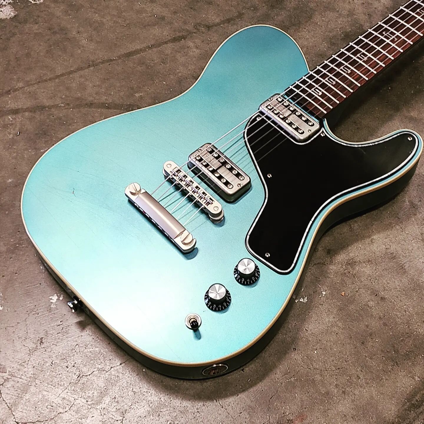 Bigsbys aren't for everyone. The new owner of this Blaster wanted a stop tail. No problem. Here you have the very first Clockwork Guitar with a Nashville Bridge and Stop Tail setup. Looks pretty cool.
.
.
#playslikeclockwork #boutiqueguitars #clockwo