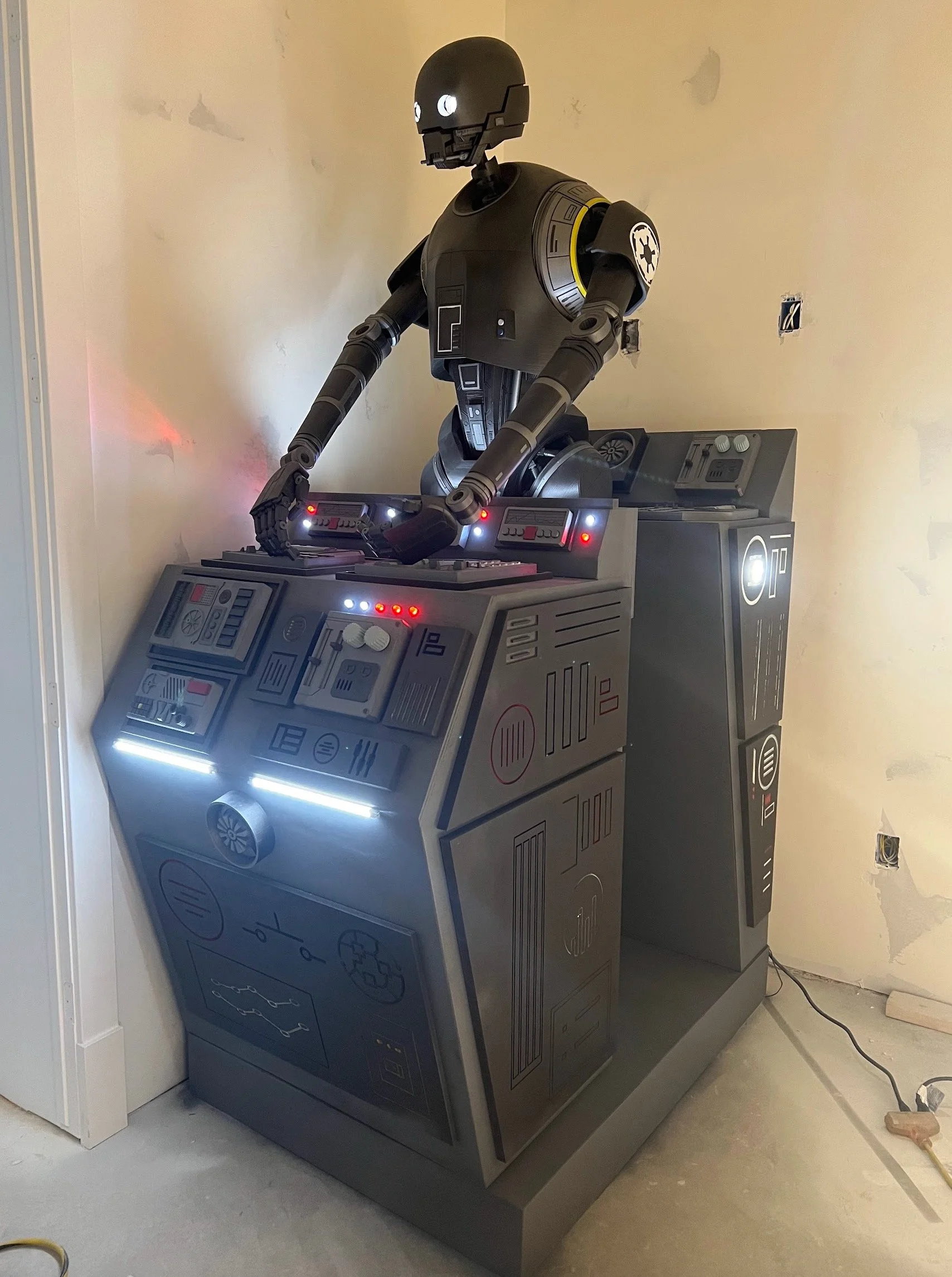 K2SO Droid replica for Themed Elements
