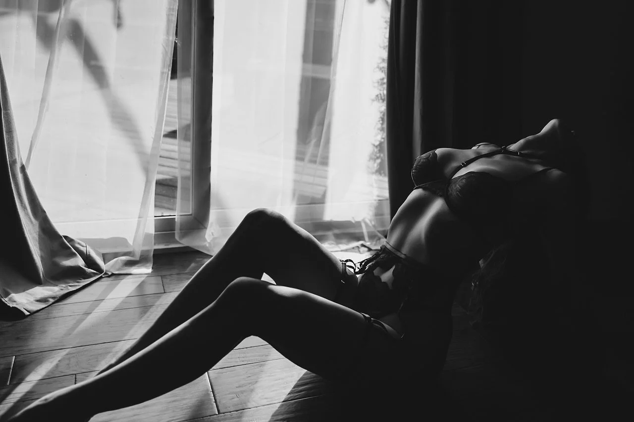 Anybody else over here just dreaming about the direct light that comes into the studio when October hits ππ» ππππ
#femaleempowerment #knoxvilletennessee #tennesseeboudoirphotographer