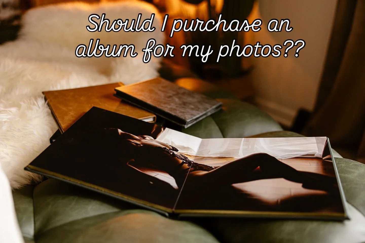 A boudoir album…Ah yes, the glorious, glowing book filled with nothing but your gorgeous body! But is an album all you want or are you a digital girly? Let’s chat about it!
Album pros
π€© you’ll be printed on a large scale and be
