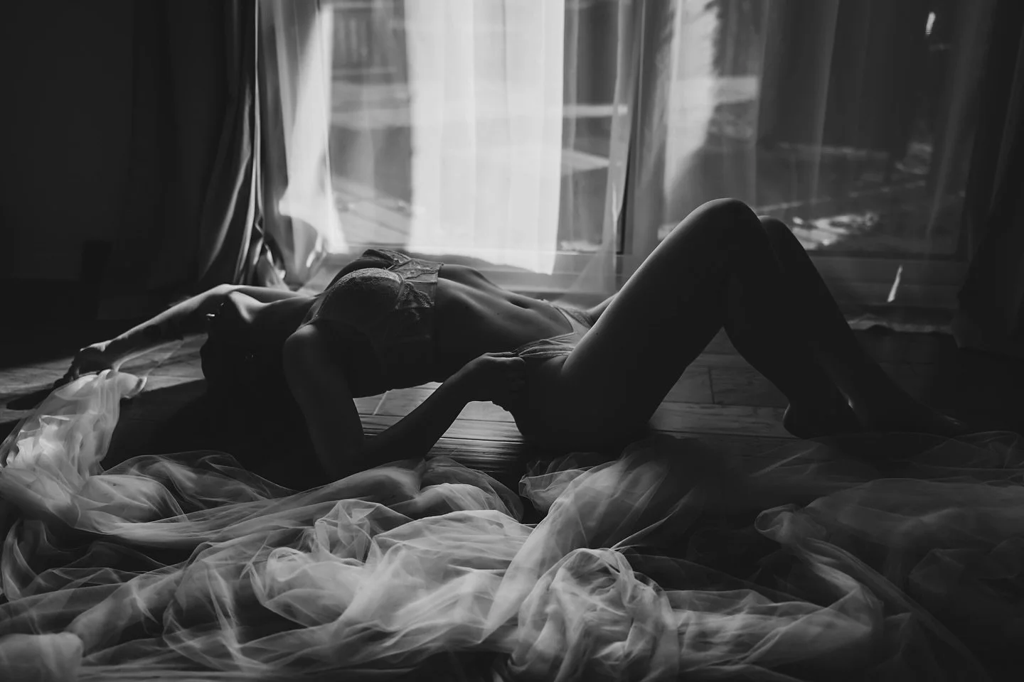 FYI, you can have your classic, bridal artwork moment AND your spicy moment in the same session 😍 
Are you team sweet or spicy??