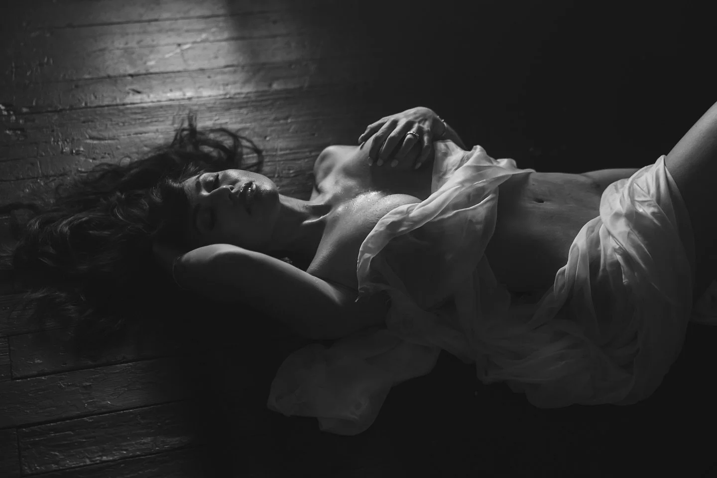 This wet set I shot at @courtneyrosestudios makes me want to paint all of my floors black 🥵🥵🥵 
Obsessed with the moodiness we created here!!!