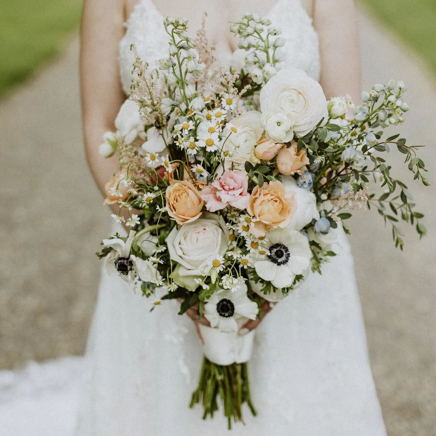 Garden inspired bouquet for this special bride. 💐&hearts;️

#wedding #weddingbouquet #weddingbouquets #floralbouquet #ottawa #ottawalocal #ottawalocalbusiness #millenniumblossoms #weddingflowers #weddingflorals #weddingflorist