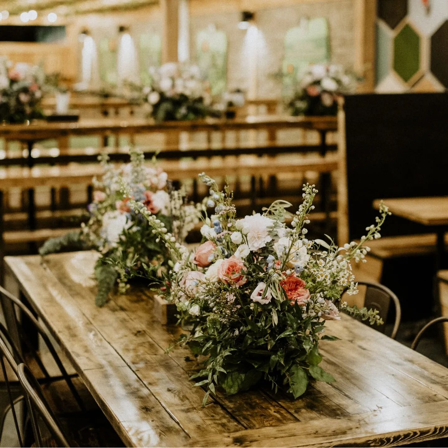 Garden themed wedding @playbackottawa 🌿

#wedding #centrepieces #weddingcenterpieces #floralcenterpiece #ottawa #ottawalocal #ottawalocalbusiness #millenniumblossoms #weddingflowers #weddingflorals #weddingflorist