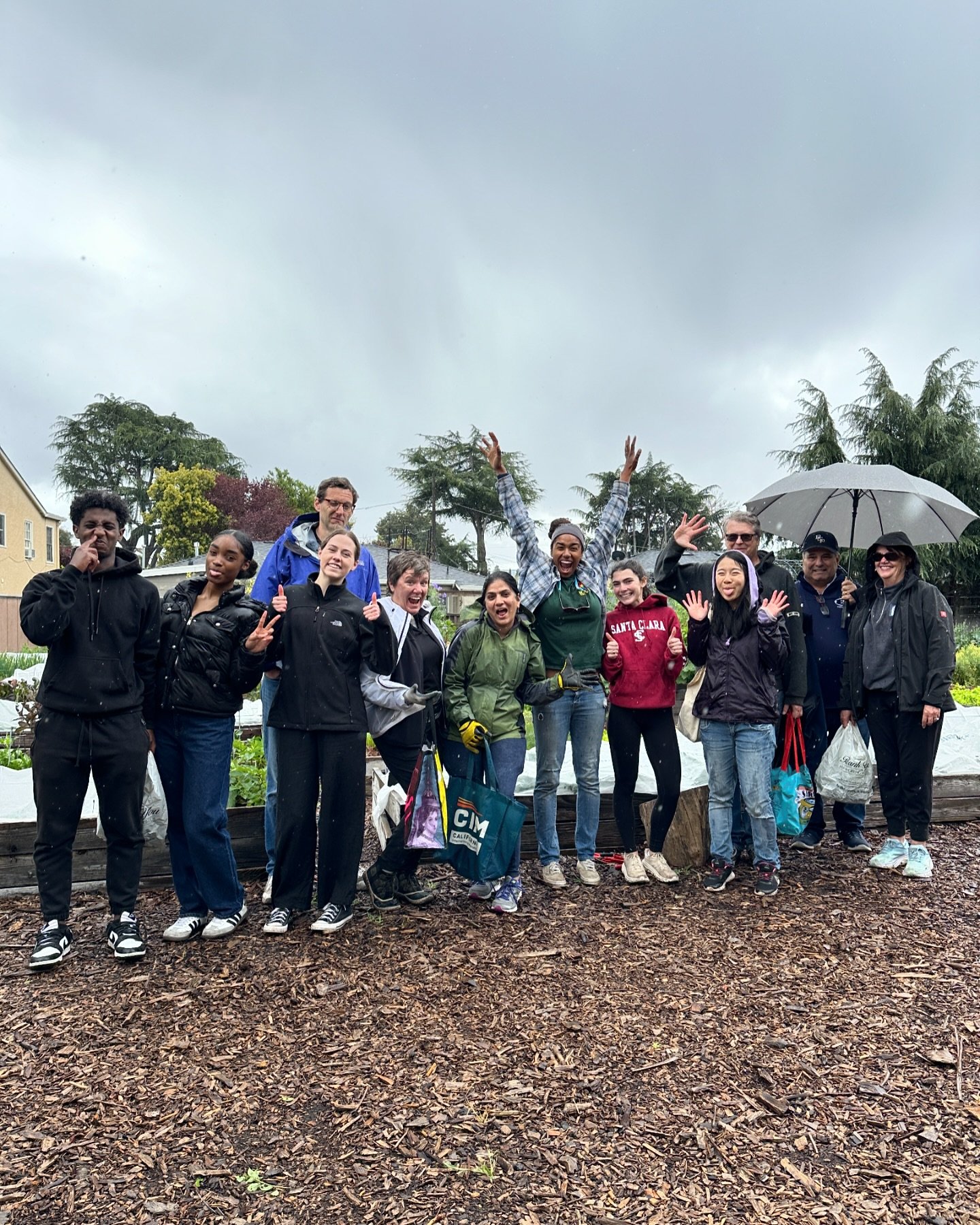 Shoutout to @amhsmonarchs Parent Association for coming to volunteer at the farm 👏🏽🦁🌱 we love hosting group and organizations for volunteer days. Email us if you have a crew that would like to come and get their hands dirty! 

#volunteer #groupac