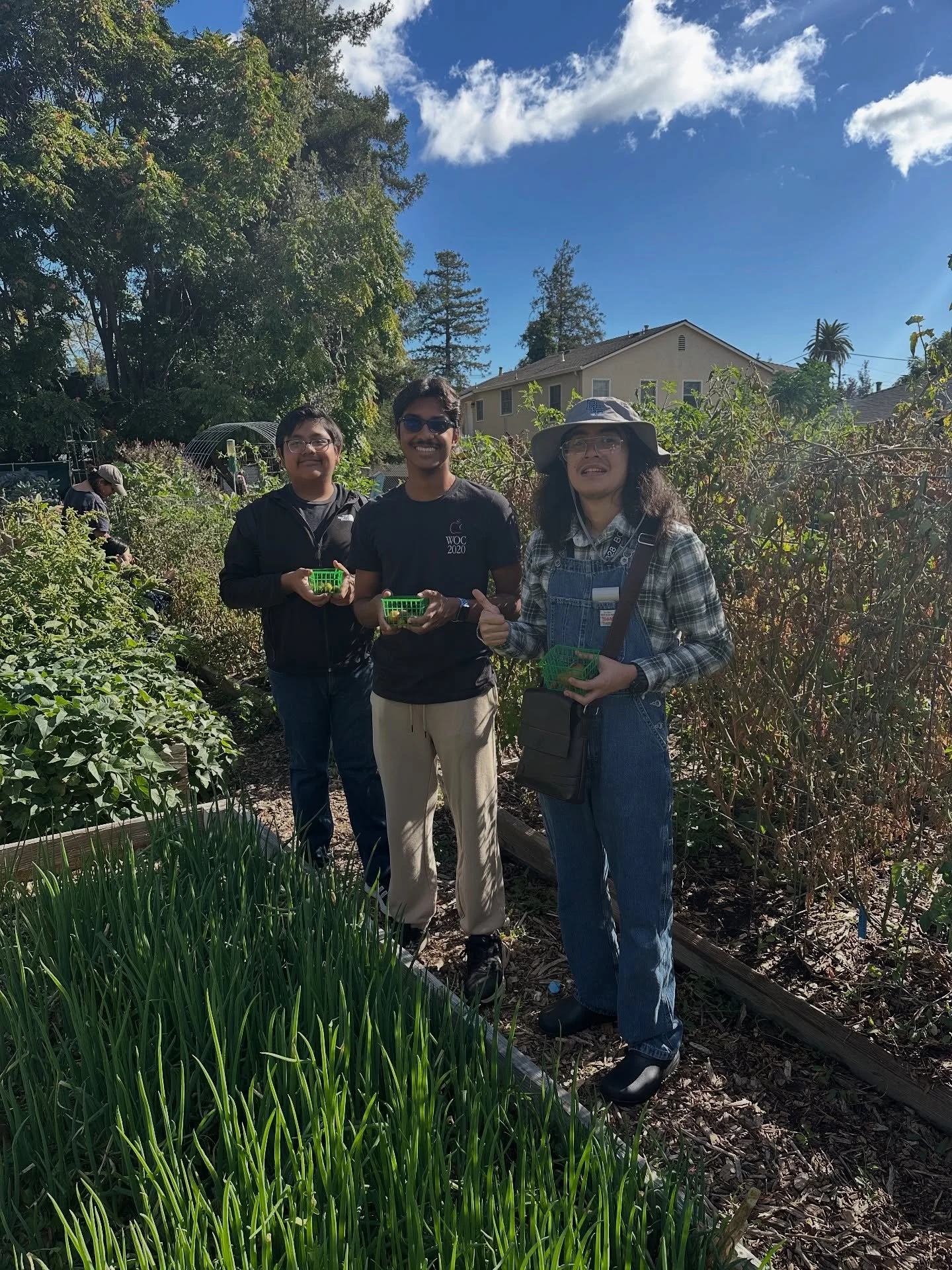 Blue skies and happy volunteers! ☀️ 
Reminder: we are closed next weekend. Have a lovely day farm community!! 
#community #sanjose #bayarea #urbanfarming #growfood #volunteers