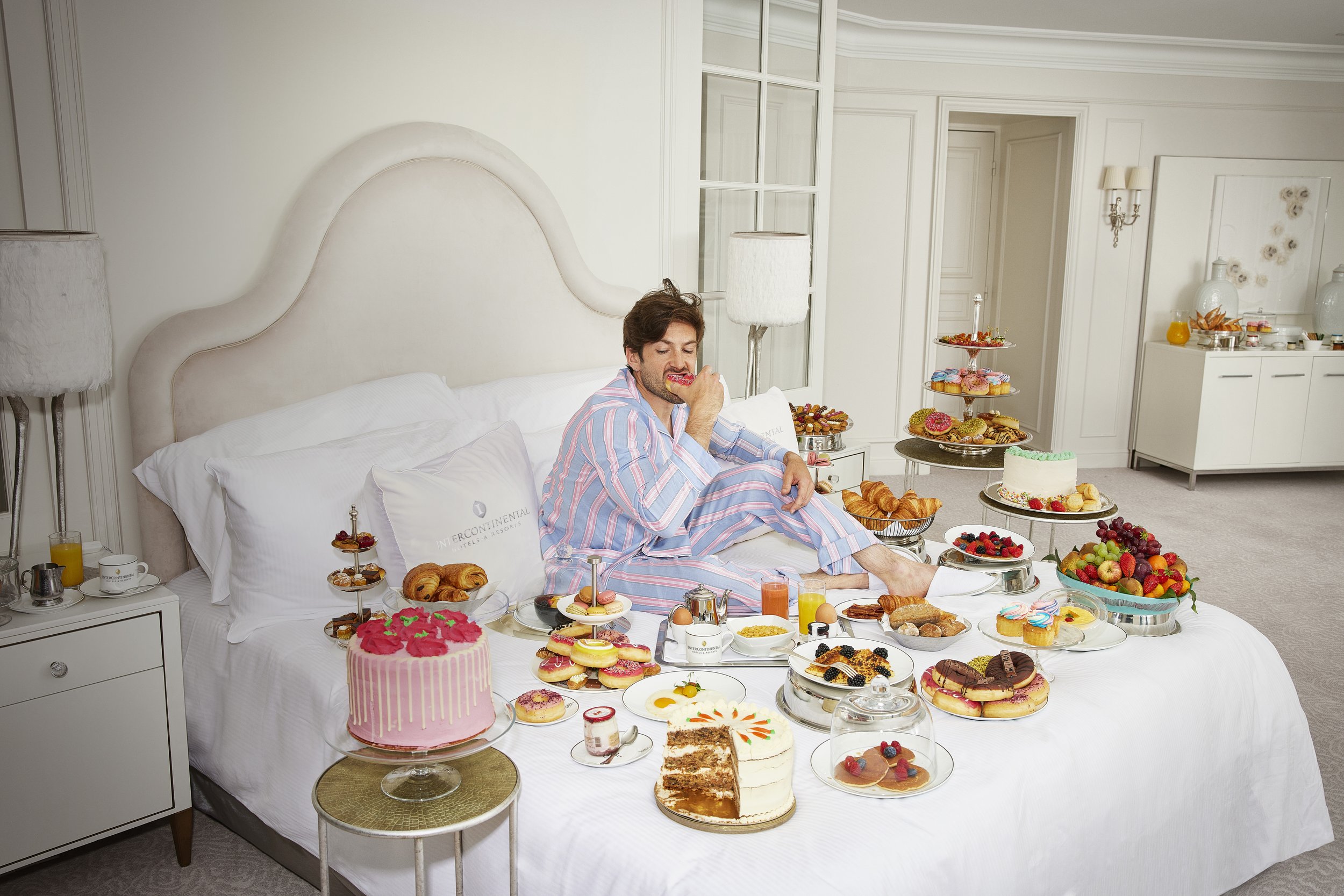 06_MJ_IHG_ROOM_SERVICE_SPREAD_HORZ_01619_v8_Horiz.jpg