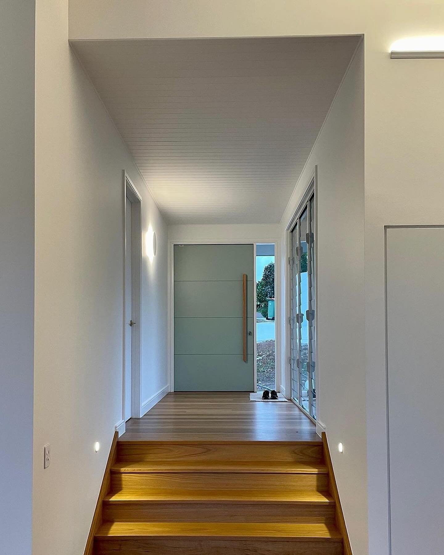 This beautifully designed home is the result of the hard work and dedication of the homeowners, who came to MINT for a consultation.

Throughout the process we discussed potential lighting design elements in detail and explained why we make our recom