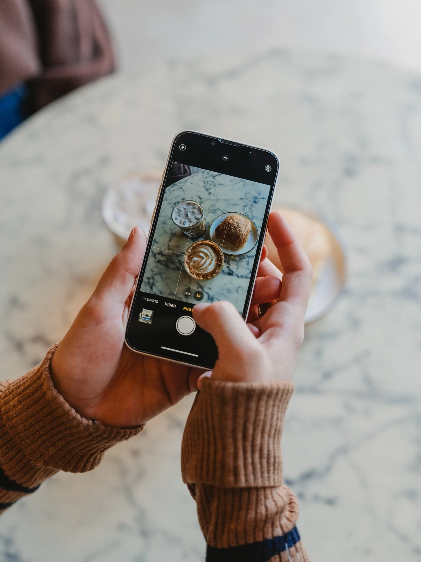 If you could only have one flavor of latte for the rest of your life, what would it be? 

Hope everyone is having a great Sunday :)

📸: @h.ninde 

#tulsaok #midtowntulsa #coffeetulsa #tulsacoffee #tulsacoffeeshop #visittulsa #collaborativecoffee