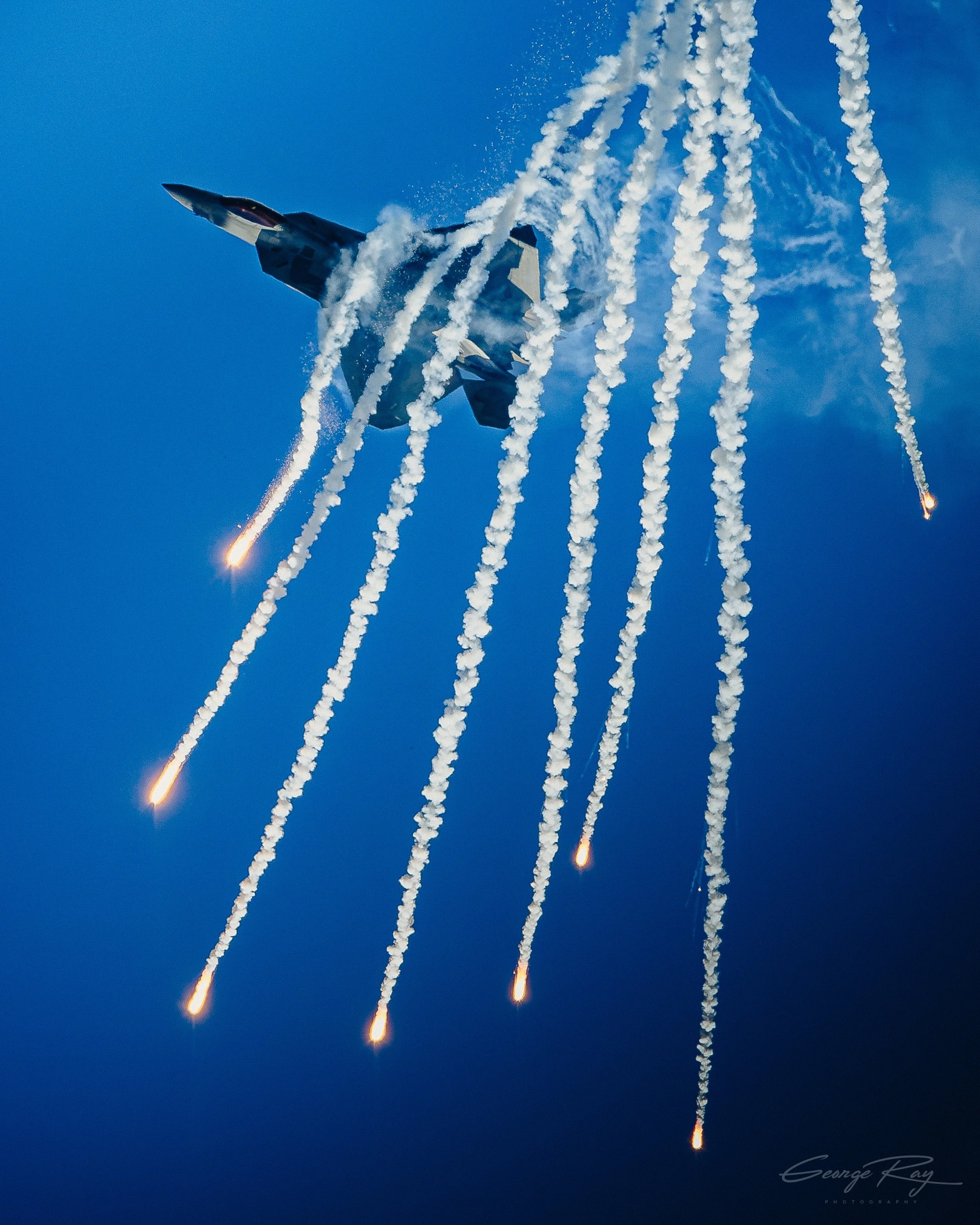 SF_F-22Raptor_flares_1.jpg