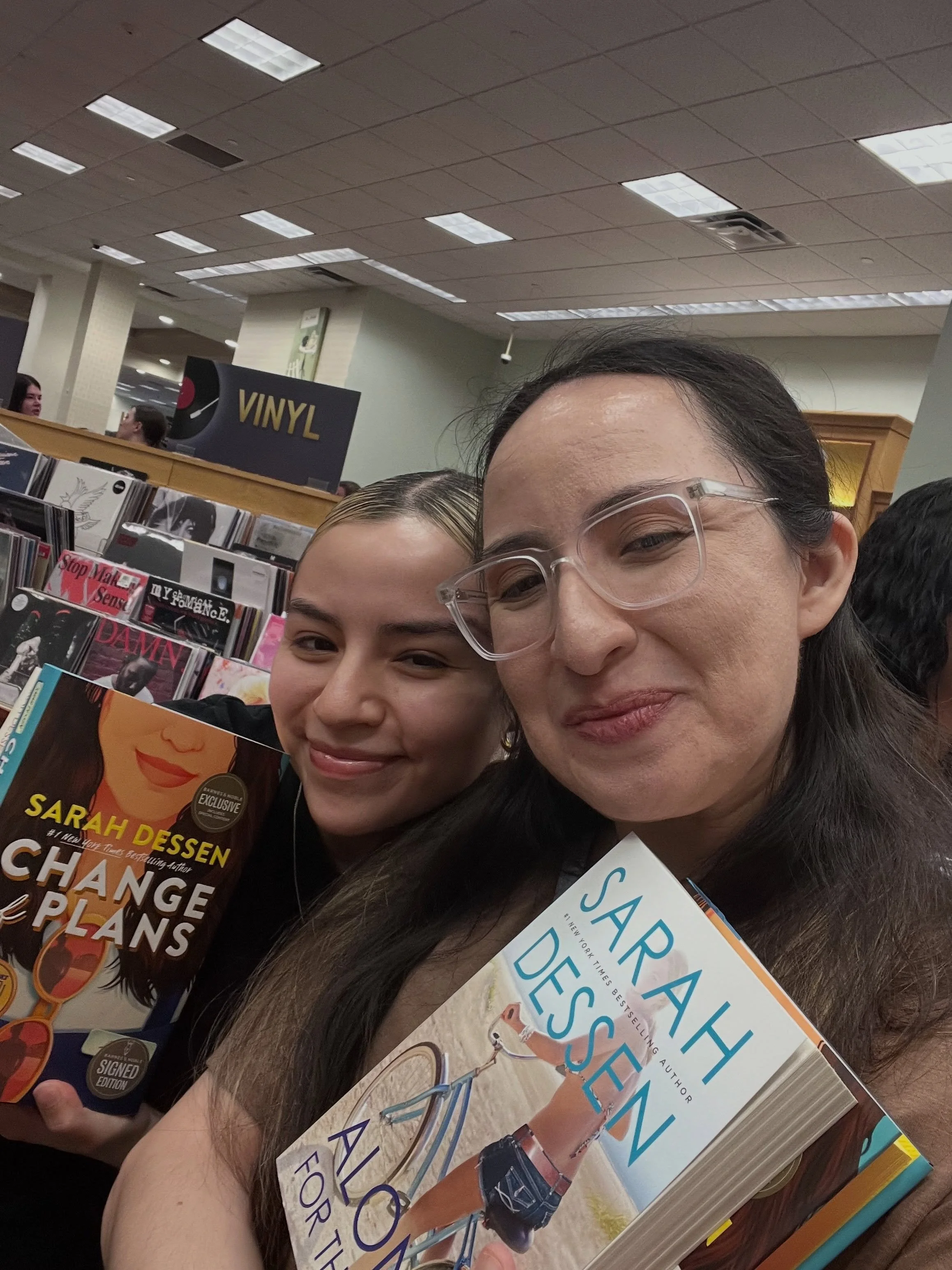 ✨ Sarah Dessen has always been there for us. Spending time w/my first baby (my niece) before my actual baby gets here. 📚🙂&zwj;&harr;️💚👶🏻

#changeofplanssarahdessen #sarahdessen #bnfrisco