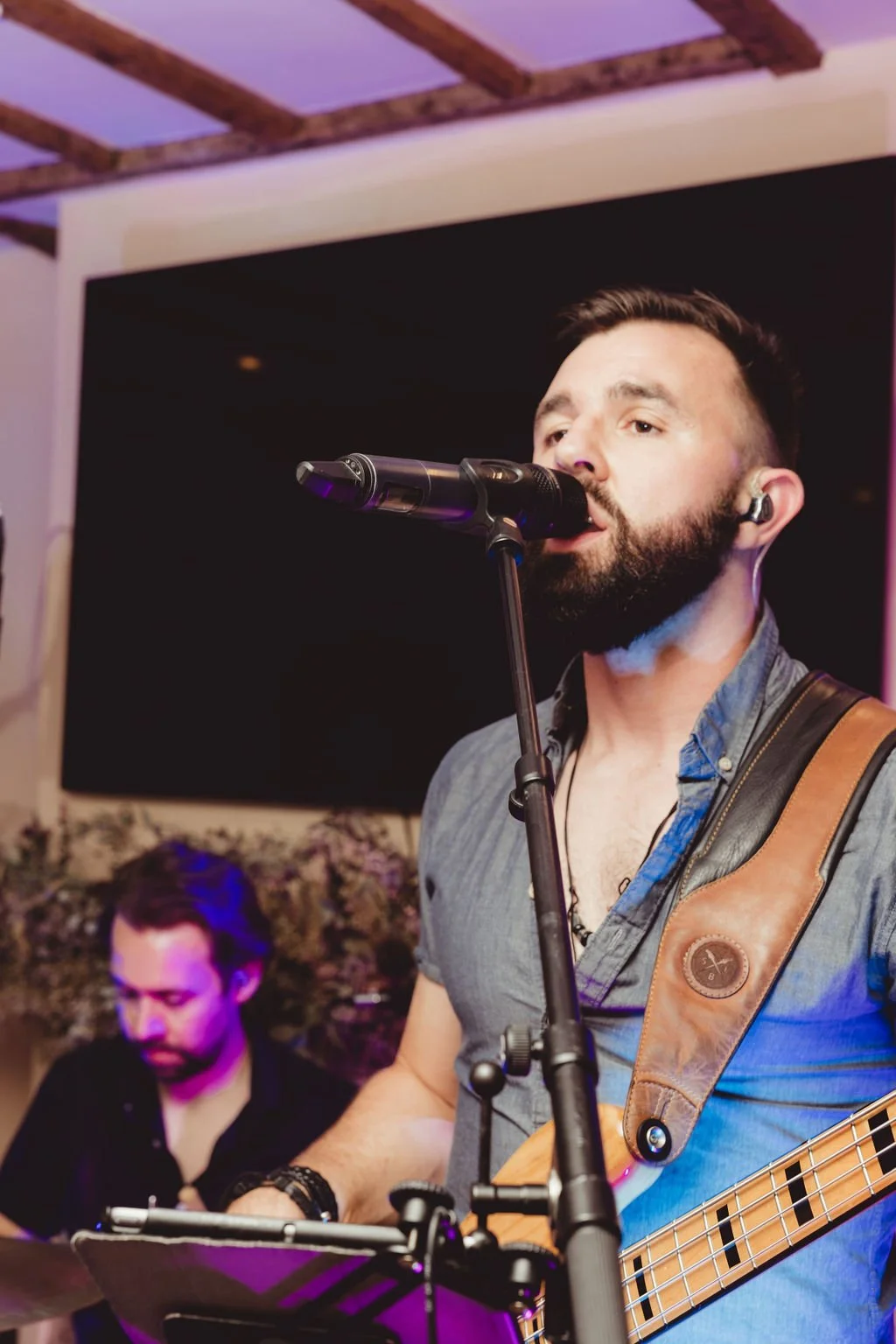 What a night celebrating Caroline &amp; James at @crownwoodstock 🥂✨ Incredible crowd - thanks for having us! 🎶

#weddingband #partyband #bandsforhire #weddingentertainment