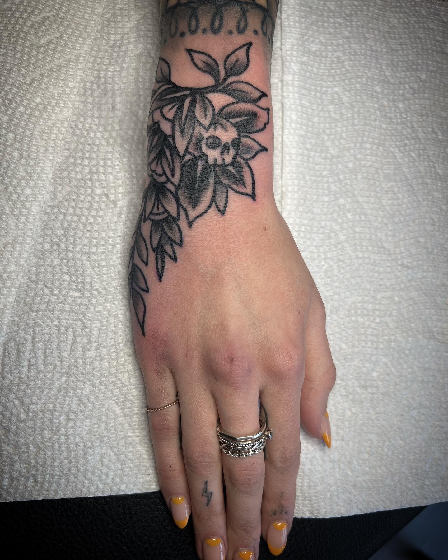 Also this cute hand tat! Thanks Emily! PS I have more of this layout with different styles drawn up if y&rsquo;all want a hand tat! 
.
:
.

#floraltattoo #floraldesign #floral #floralart #forearmtattoo #tattoo #linework #botanicalart #botanicalillust