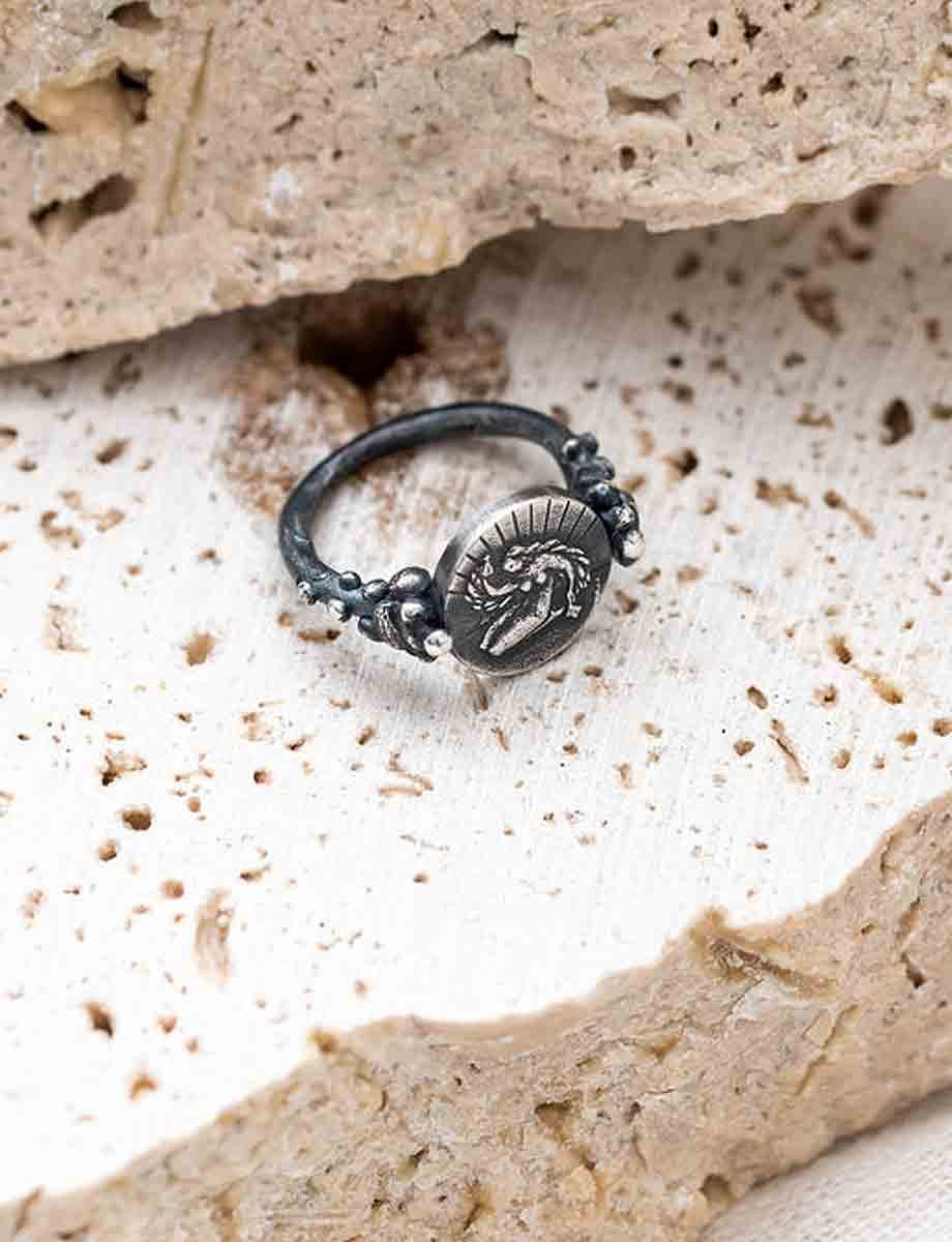 antiseptika-ring-black-romy-mittelman-lifestyle.jpeg